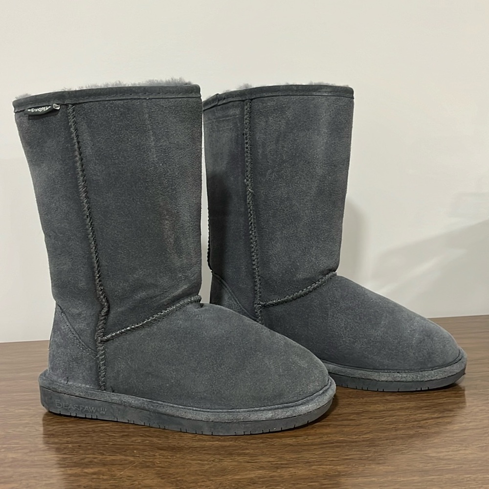 BEARPAW Emma short women’s classic winter slip on boots, size 7, great condition